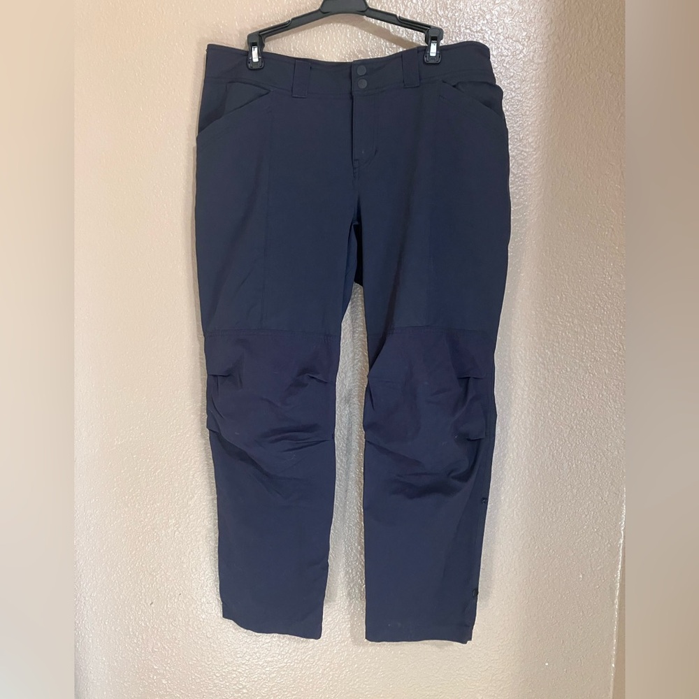 REI Women’s Black Cargo Pants